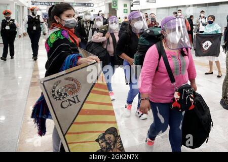 L'escadron 421 de l'Armée de libération nationale Zapatista (EZLN) est arrivé à l'aéroport international du Mexique pour rendre compte de la situation de la lutte et rencontrer divers collectifs sociaux et populaires du vieux continent. Le 11 septembre 2021 à Mexico, Mexique. (Photo de Luis Barron / Eyepix Group) Banque D'Images