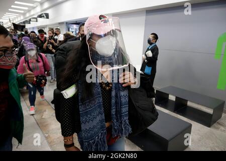 L'escadron 421 de l'Armée de libération nationale Zapatista (EZLN) est arrivé à l'aéroport international du Mexique pour rendre compte de la situation de la lutte et rencontrer divers collectifs sociaux et populaires du vieux continent. Le 11 septembre 2021 à Mexico, Mexique. (Photo de Luis Barron / Eyepix Group) Banque D'Images