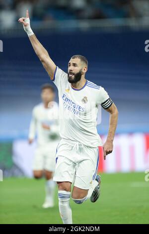 Madrid, Espagne. 12 septembre 2021. Karim Benzema du Real Madrid célèbre lors d'un match de football de la ligue espagnole entre Real Madrid et RC Celta à Madrid, Espagne, le 12 septembre 2021. Crédit: Edward F. Peters/Xinhua/Alay Live News Banque D'Images