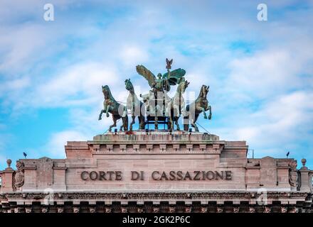 La quadriga de bronze, au-dessus de la façade du Palais de Justice à Rome, Italie. Installé en 1926, c'est l'œuvre du sculpteur Ettore Ximenes. Banque D'Images