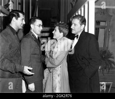 CARY GRANT a mis le visiteur CHARLES LANE JEAN ARTHUR et RONALD COLMAN sur la scène Candid pendant le tournage de LA DISCUSSION DE LA VILLE 1942 réalisateur GEORGE STEVENS histoire Sidney Harmon adaptation Dale Van chaque scénario Irwin Shaw et Sidney musique Buchman Frederick Hollander Columbia Pictures Banque D'Images