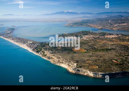 FRANCE. AUDE (11) LA FALAISE DE LEUCATE DU VILLAGE ET DE LA PLAGE. AU MILIEU, ETANG DE SALSES OSTRÉICOLE PARK,. MONTAGE DE CANIGOU DANS LE BACKGRO Banque D'Images