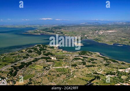 FRANCE. AUDE (11) ÉTANG VU DE CAP LEUCATE. A DROITE, VILLAGE DE FITOU SOUS EOLIAN SUR CORBIÈRES (VUE AÉRIENNE) Banque D'Images