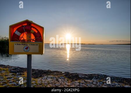 Lough Ree, Irlande- 16 juillet 2021: Une ceinture de vie à Barley Harbour sur Lough Ree Banque D'Images