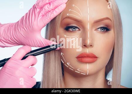 Belle femme blonde avec des marques pour la chirurgie plastique sur son visage Banque D'Images