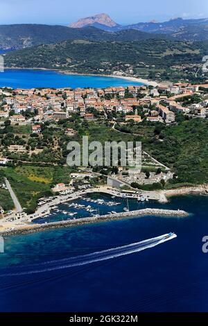 FRANCE.CORSE-DU-SUD (2A) CARGESE. LE PORT ET LE VILLAGE AVEC SES DEUX ÉGLISES. EN ARRIÈRE-PLAN, LA PLAGE DE PREP ET LE CAPO ROSSO. VIE AÉRIENNE Banque D'Images