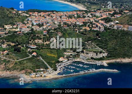 FRANCE. CORSE-DU-SUD (2A) CARGESE LE PORT ET LE VILLAGE AVEC SES DEUX ÉGLISES. VUE AÉRIENNE (NON DISPONIBLE POUR UN GUIDE NAUTIQUE) Banque D'Images