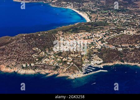 FRANCE. CORSE-DU-SUD (2A). CARGESE. LE PORT ET LE VILLAGE AVEC SES DEUX ÉGLISES. EN ARRIÈRE-PLAN, LA PLAGE DE PERO. VUE AÉRIENNE (NON DISPONIBLE Banque D'Images