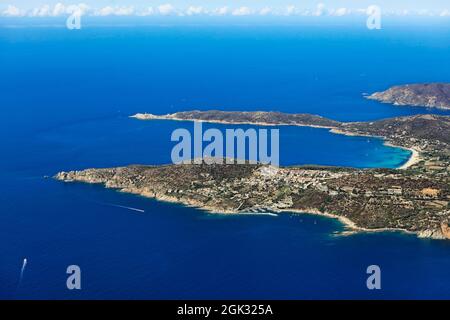 FRANCE. CORSE-DU-SUD (2A) CARGESE. LE PORT ET LE VILLAGE AVEC SES DEUX ÉGLISES. EN ARRIÈRE-PLAN, LA PLAGE DE PERO ET LE CAP OMIGNA. ANTENNE V Banque D'Images