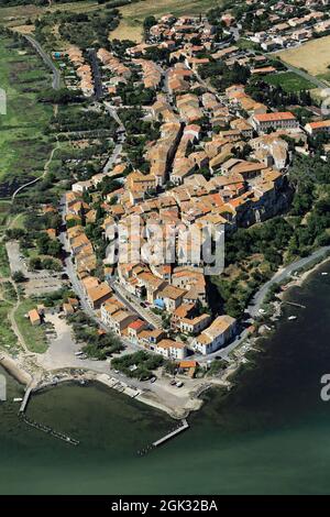 FRANCE, AUDE. LE VILLAGE DE BAGES ET SON ÉTANG. VUE AÉRIENNE Banque D'Images