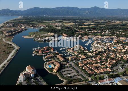 FRANCE. PYRÉNÉES-ORIENTALES (66) VUE AÉRIENNE DU PORT DE SAINT-CYPRIEN. CAPELLANS LAGUNA ET ALBERES SE MONTENT EN ARRIÈRE-PLAN Banque D'Images