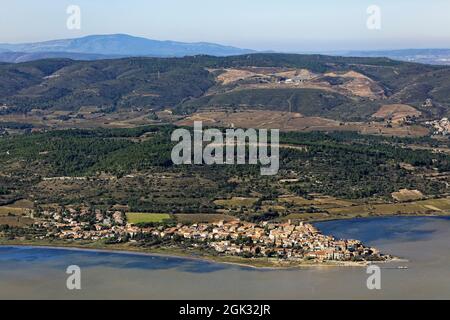 FRANCE, AUDE. LE VILLAGE DE BAGES ET SON ÉTANG. VUE AÉRIENNE Banque D'Images