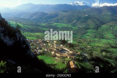 FRANCE.ARIEGE (09) LE VILLAGE DE ROQUEFIXADE VU DU CHÂTEAU DE CATHARE.EN ARRIÈRE-PLAN, LES PYRÉNÉES Banque D'Images