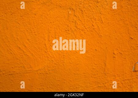 Plâtre orange vif sur le mur extérieur en ciment. Image d'arrière-plan. Papier peint image texturée. Vue du dessus. Peintures et vernis Banque D'Images
