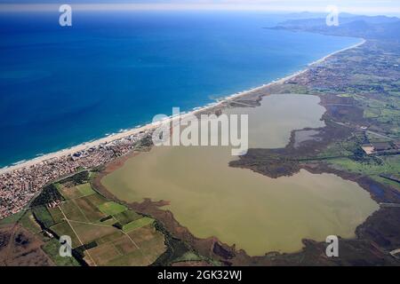 FRANCE. PYRÉNÉES ORIENTALES (66) VUE AÉRIENNE DE L'ÉTANG CANET, VUE DU CÔTÉ NORD-OUEST DE ST NAZAIRE. DE GAUCHE À DROITE : CANET, ST CYPRIEN ; ARGELES ET C. Banque D'Images