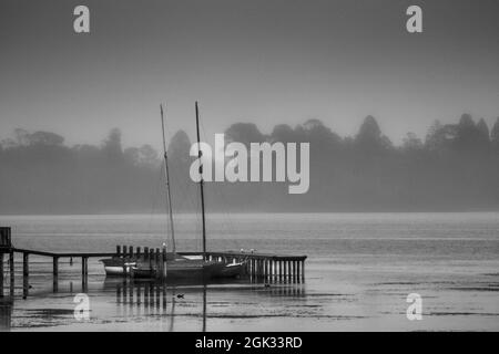 Des bateaux à voile amarrés à la jetée du lac Wendouree lors d'une matinée froide et brumeuse Banque D'Images