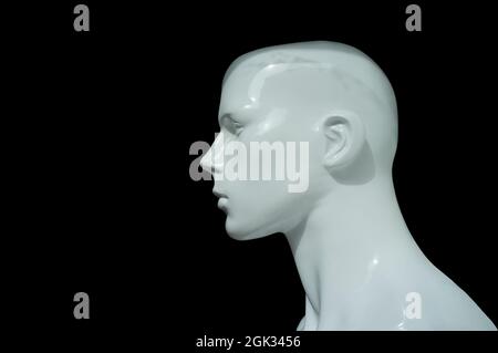 Profil de buste de mannequin blanc. Isolé sur fond noir Banque D'Images