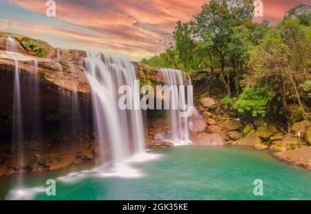 Chutes d'eau Krang Shuri ou Krang Suri près du village d'Amlaren dans les collines de Jaintia, Meghalaya, Inde. Krang Shuri/Suri signifie « Cave of Sword » dans la langue locale. Banque D'Images