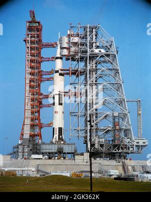(29 mars 1972) --- Vue au niveau du sol du Pad A, Launch Complex 39, Kennedy Space Center (KSC), montrant le véhicule spatial Apollo 16 de 363 pieds de haut (vaisseau spatial 113/Lunar module 11/Saturn 511) au cours d'un essai de démonstration de compte à rebours (CDDT). Le CDDT faisait partie des préparatifs avant le vol pour la mission d'atterrissage lunaire Apollo 16. L'équipage de l'Apollo 16, dont le lancement est prévu le 16 avril 1972, est composé des astronautes John W. Young, commandant; Thomas K. (Ken) Mattingly II, pilote du module de commandement; et Charles M. Duke Jr., pilote du module lunaire Banque D'Images