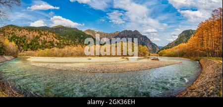 Paysage de la nature à Kamikochi Japon, panorama automne feuillage avec étang et montagne Banque D'Images