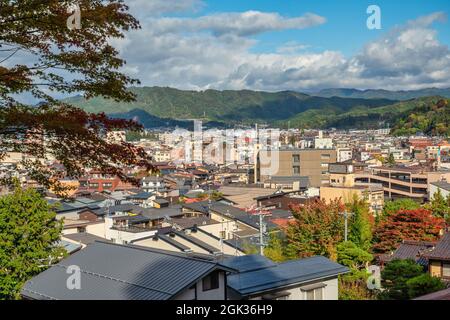 Takayama Gifu Japon, vue panoramique de la ville dans la vieille ville de Takayama avec saison des feuillages d'automne Banque D'Images