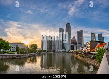 Vue sur la ville de Singapour au lever du soleil à Boat Quay et dans le quartier des affaires de Clarke Quay Banque D'Images