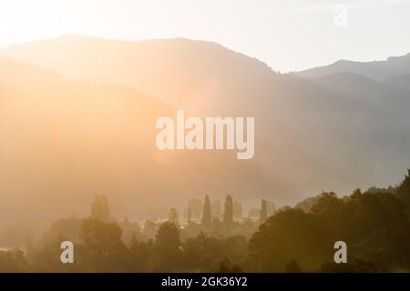 Fribourg, Allemagne. 13 septembre 2021. Le soleil du matin brille sur l'entrée de la vallée du Münstertal et sur les arbres qui se tiennent dans la brume matinale. Credit: Philipp von Ditfurth/dpa/Alay Live News Banque D'Images