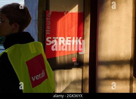 Berlin, Allemagne. 13 septembre 2021. 'Strike' est écrit sur l'affiche accrochée à l'entrée principale de l'hôpital 'Charite Campus Virchow-Klinikum'. La grève se poursuit dans les hôpitaux de Berlin, Charite et Vivantes. Les manifestants des deux institutions sont en grève pour obtenir un accord collectif de secours. Credit: Annette Riedl/dpa/Alay Live News Banque D'Images