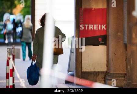 Berlin, Allemagne. 13 septembre 2021. 'Strike' est écrit sur l'affiche accrochée à l'entrée principale de l'hôpital 'Charite Campus Virchow-Klinikum'. La grève se poursuit dans les hôpitaux de Berlin, Charite et Vivantes. Les manifestants des deux institutions sont en grève pour obtenir un accord collectif de secours. Credit: Annette Riedl/dpa/Alay Live News Banque D'Images