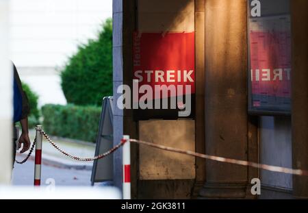 Berlin, Allemagne. 13 septembre 2021. 'Strike' est écrit sur l'affiche accrochée à l'entrée principale de l'hôpital 'Charite Campus Virchow-Klinikum'. La grève se poursuit dans les hôpitaux de Berlin, Charite et Vivantes. Les manifestants des deux institutions sont en grève pour obtenir un accord collectif de secours. Credit: Annette Riedl/dpa/Alay Live News Banque D'Images