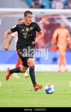 Leipzig, Allemagne. 12 septembre 2021. Football: Bundesliga, RB Leipzig - FC Bayern München, Matchday 4, au Red Bull Arena. Benjamin Pavard, le joueur de Munich, est sur le ballon. Crédit : Jan Woitas/dpa-Zentralbild/dpa - NOTE IMPORTANTE : Conformément aux règlements de la DFL Deutsche Fußball Liga et/ou de la DFB Deutscher Fußball-Bund, il est interdit d'utiliser ou d'avoir utilisé des photos prises dans le stade et/ou du match sous forme de séquences et/ou de séries de photos de type vidéo./dpa/Alay Live News Banque D'Images