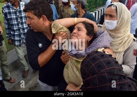 Srinagar. 12 septembre 2021. Scènes émotionnelles pendant la cérémonie de pose de couronne de l'officier de police qui a été abattu par des militants. Un policier a été tué lors d'une attaque militante contre Khanyar. Le si identifié comme Arshid Ahmad était un résident de Kulmuna Kupwara. La zone a été encerclée et une chasse a été lancée pour arrêter les attaquants. Crédit : CIC de la majorité mondiale/Alamy Live News Banque D'Images