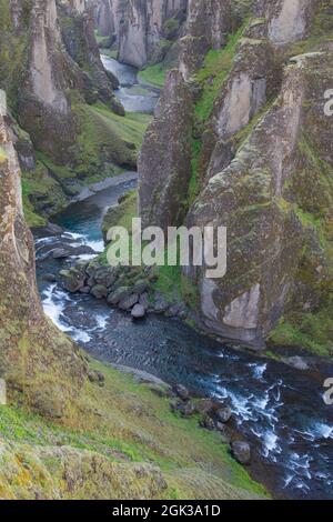 Vue sur la gorge de Fjadrargljufur en hiver. Islande Banque D'Images