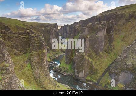 Vue sur la gorge de Fjadrargljufur en hiver. Islande Banque D'Images