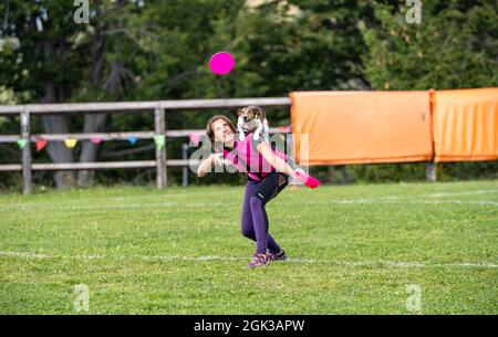 Chien de disque. Un animal de compagnie et son ami humain lors d'un spectacle de chiens de Frisbee. Banque D'Images