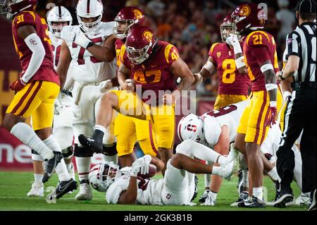 Southern California Trojans le joueur de lineman défensif Stanley Ta'ufo'ou (47) célèbre après s'être attaquant au Cardinal de Stanford en arrière Austin Jones dans un NCAA f Banque D'Images