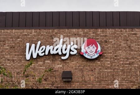 Humble, Texas USA 11-28-2019: La façade du restaurant de restauration rapide de Wendy à humble, Texas. Mur extérieur latéral et panneau. Banque D'Images