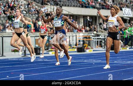 Berlin, Allemagne. 12 septembre 2021. Athlétisme: Rencontre, ISTAF, Festival International du Stade dans le Stade Olympique, décision: 100 m, femmes: Daryll Neita (2e de droite) de Grande-Bretagne court à la victoire devant Natasha Rison de la Jamaïque. Credit: Andreas Gora/dpa/Alay Live News Banque D'Images