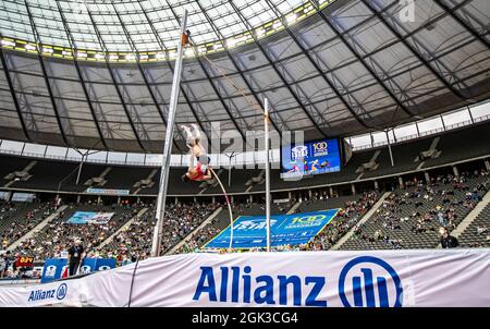 Berlin, Allemagne. 12 septembre 2021. Athlétisme: Rencontre, ISTAF, Festival International du Stade au Stade Olympique, décision: Pole Vault, hommes: Un athlète saute une tentative devant les spectateurs. Credit: Andreas Gora/dpa/Alay Live News Banque D'Images