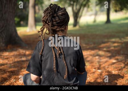 Femme avec des locs filés de derrière Banque D'Images