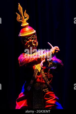 lakhon khol khmer interprète de danse masqué en costume à phnom penh scène théâtrale cambodge Banque D'Images