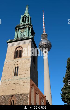 Tour de télévision de Berlin (Berliner Fernsehturm) et église Sainte-Marie à Berlin, Allemagne Banque D'Images