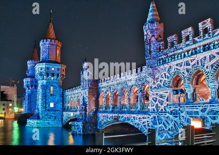 L'Oberbaumbrücke à Berlin 2021 au festival des lumières. Le pont brille dans la splendeur pleine couleur. Un événement de la classe supplémentaire. Il attire millia Banque D'Images