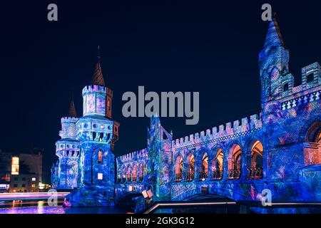 L'Oberbaumbrücke à Berlin 2021 au festival des lumières. Le pont brille dans la splendeur pleine couleur. Un événement de la classe supplémentaire. Il attire millia Banque D'Images