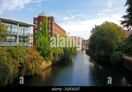 Vue sur la rivière Wensum en aval du pont Whitefriars avec des caractéristiques architecturales dans la ville de Norwich, Norfolk, Angleterre, Royaume-Uni. Banque D'Images