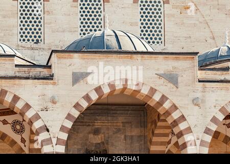 Détails extérieurs de la mosquée Sultan Selim | Sultan Selim Camii sur la place Mevlana à Konya, Turquie. Banque D'Images