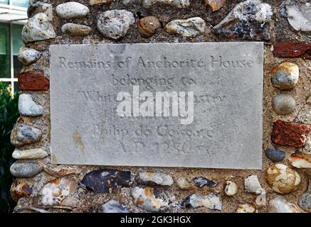 Une plaque sur les vestiges de la Maison Anchorite appartenant à l'ancien monastère des Whitefriars dans la ville de Norwich, Norfolk, Angleterre, Royaume-Uni. Banque D'Images