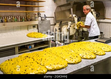Production de panettone dans la Pasticceria Marnin à Locarno, Suisse. Circolo di Locarno, Suisse Banque D'Images