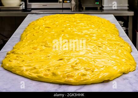 Production de panettone dans la Pasticceria Marnin à Locarno, Suisse. Circolo di Locarno, Suisse Banque D'Images