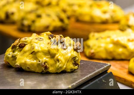 Production de panettone dans la Pasticceria Marnin à Locarno, Suisse. Circolo di Locarno, Suisse Banque D'Images